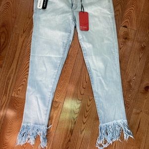 Stretchy Skinny Jeans with Fray Bottom